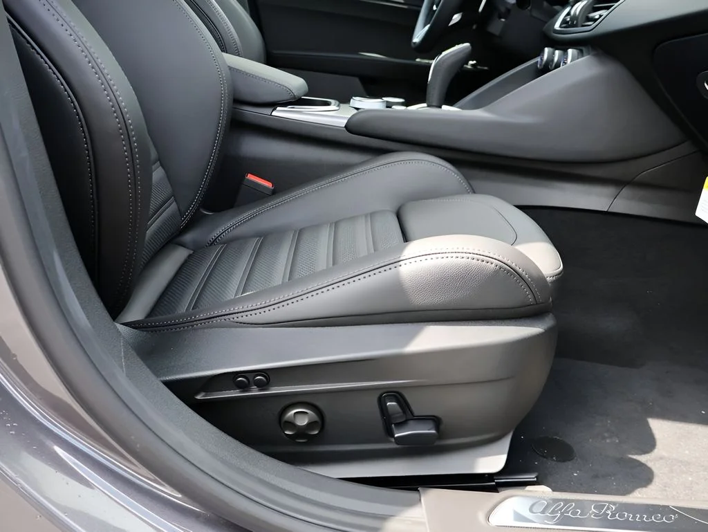 New 2026 Vesuvio Gray Metallic Alfa Romeo Base image 13