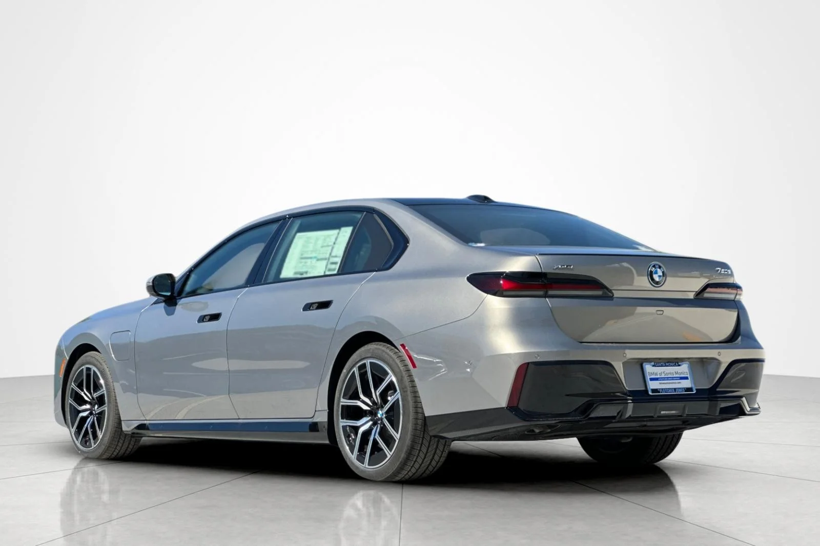 New 2026 Oxide Grey Metallic BMW 750e xDrive image 3