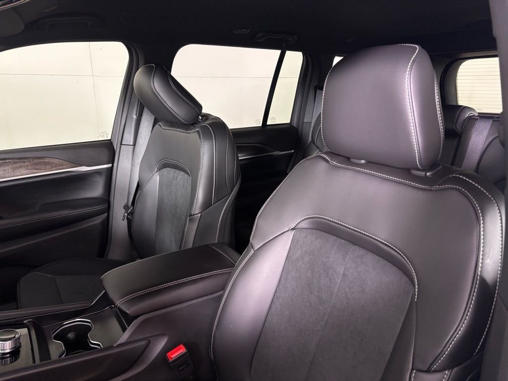 New 2026 Bright White Clear-Coat Exterior Paint Jeep Altitude image 17