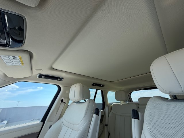 Used 2023 White Land Rover SE image 29