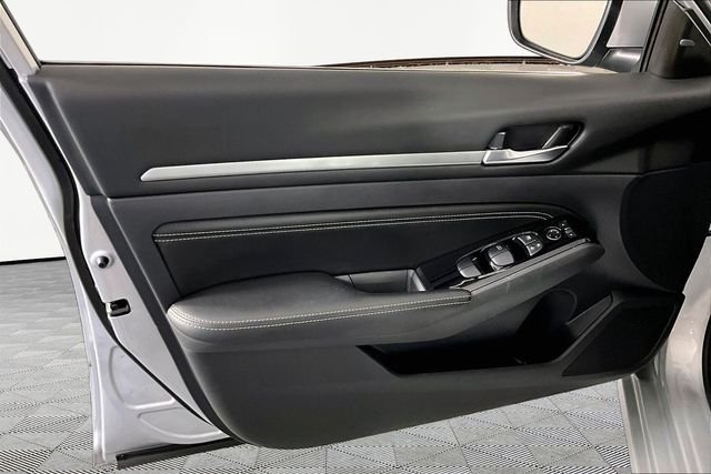 Used 2023 Silver Nissan 2.5 SV image 19