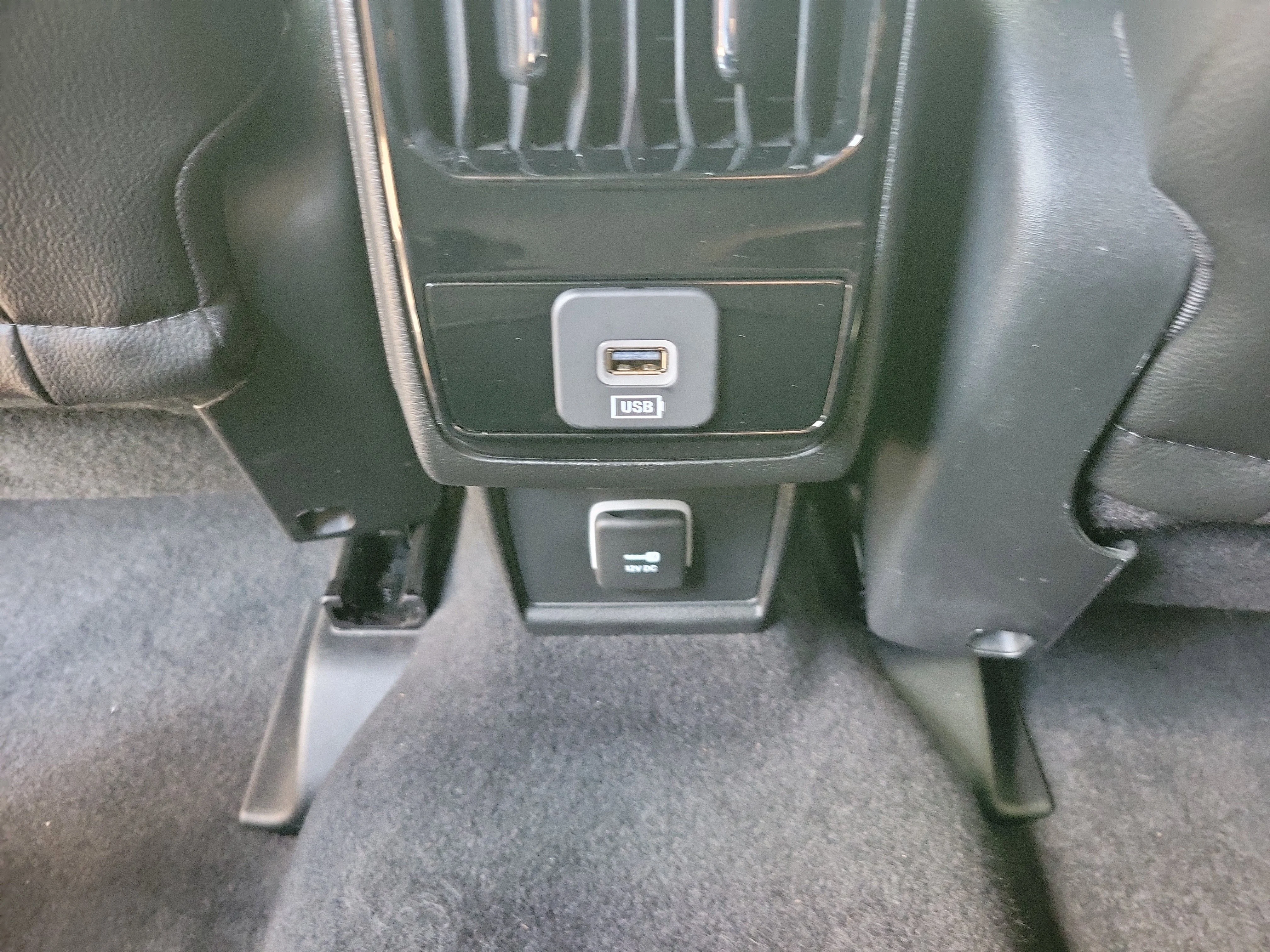 Used 2024 Diamond Black Crystal Pearlcoat Jeep Latitude image 8