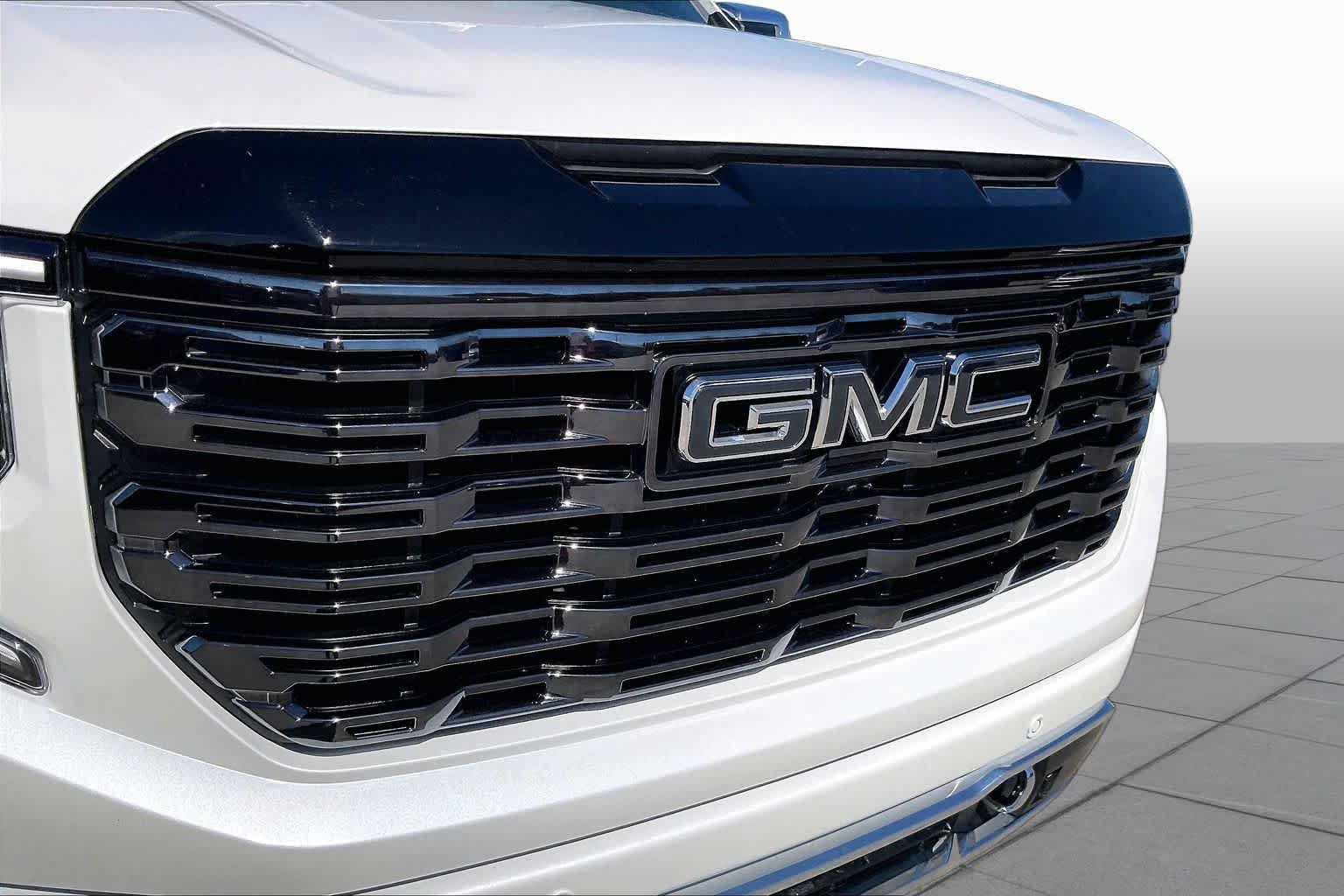 Used 2025 White Frost Tricoat GMC Denali Ultimate image 30