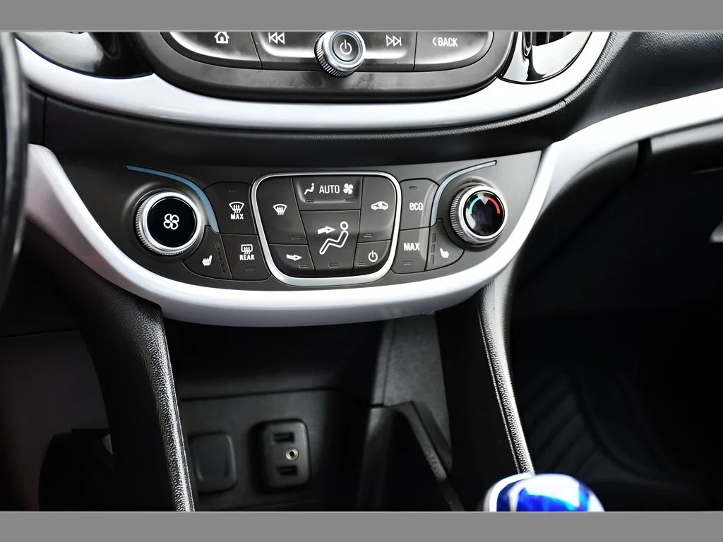 Used 2018 Silver Ice Metallic Chevrolet LT image 35