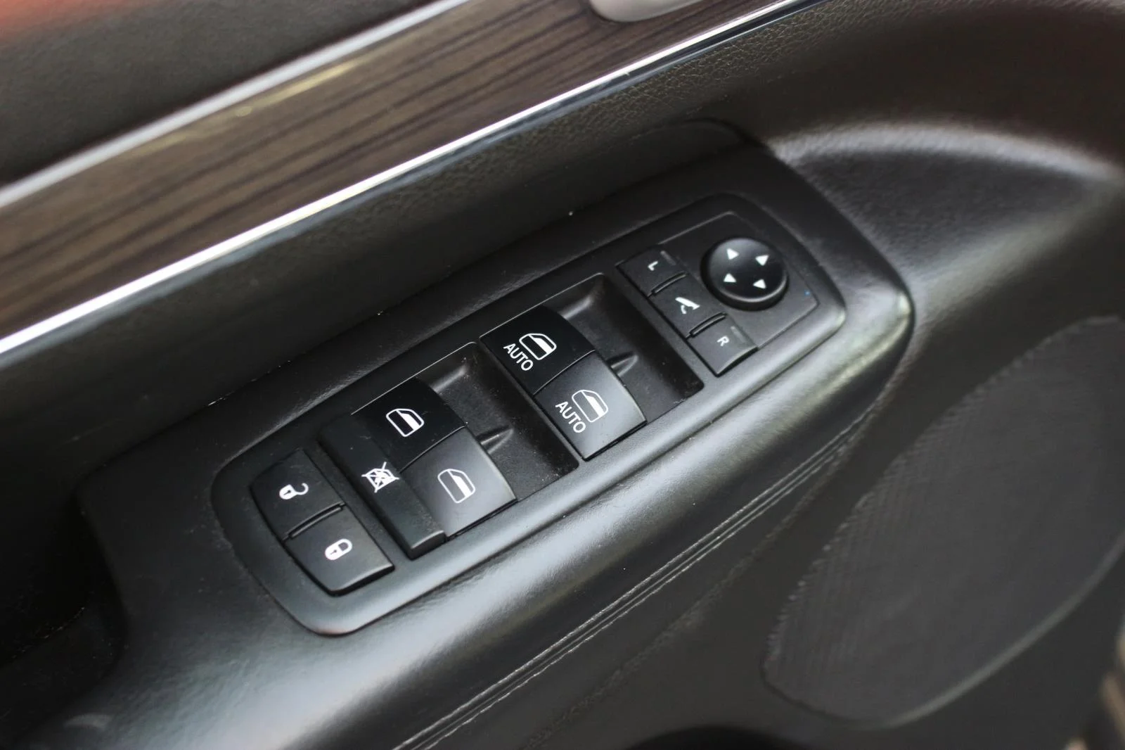 Used 2018 Grey Jeep Overland image 14