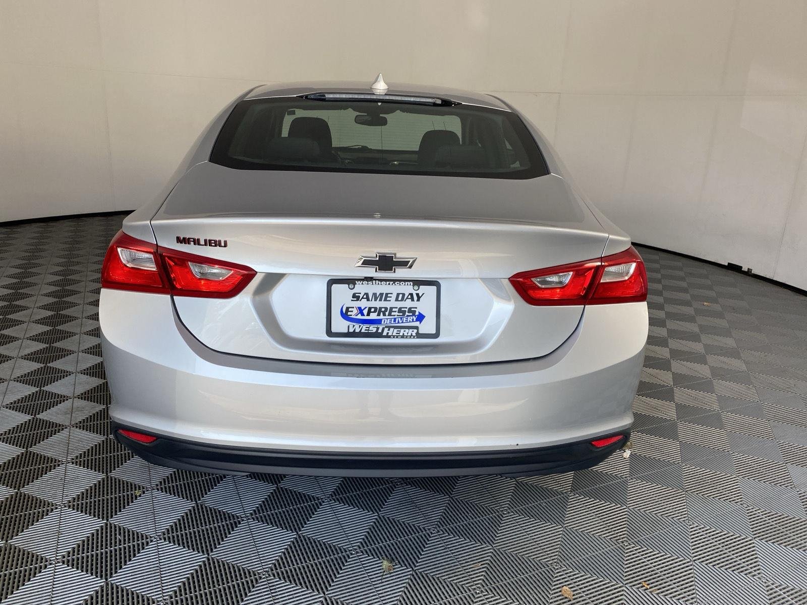 Used 2018 Silver Ice Metallic Chevrolet LT image 6