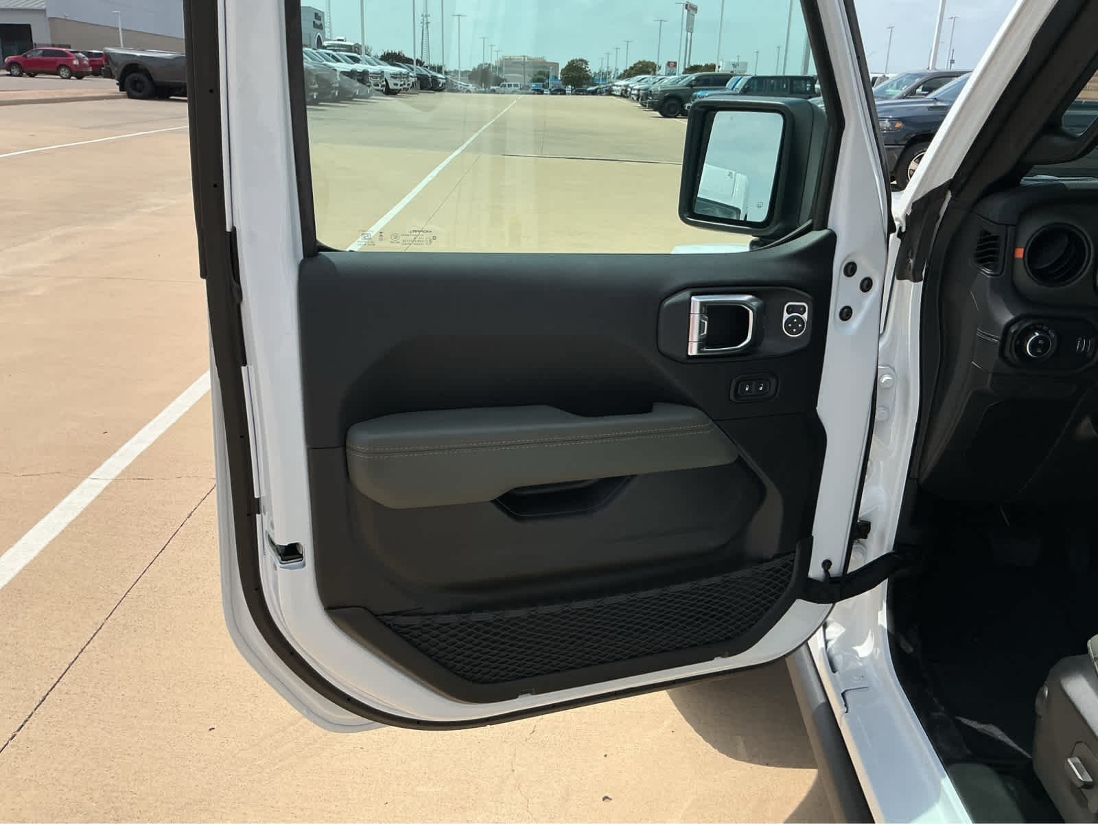 New 2026 Bright White Clear-Coat Exterior Paint Jeep Mojave image 16