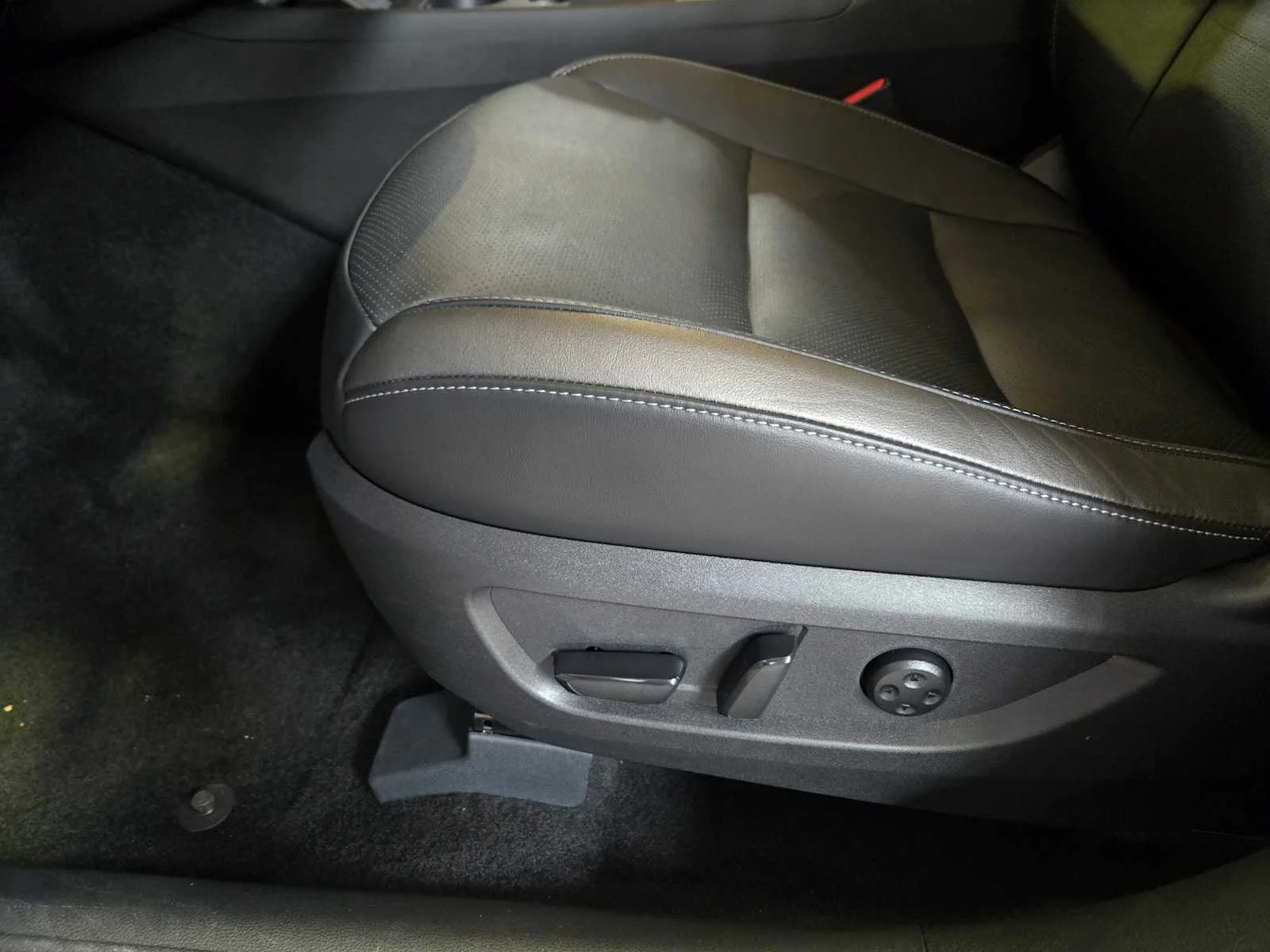 Certified Used 2025 Black Obsidian INFINITI LUXE image 25