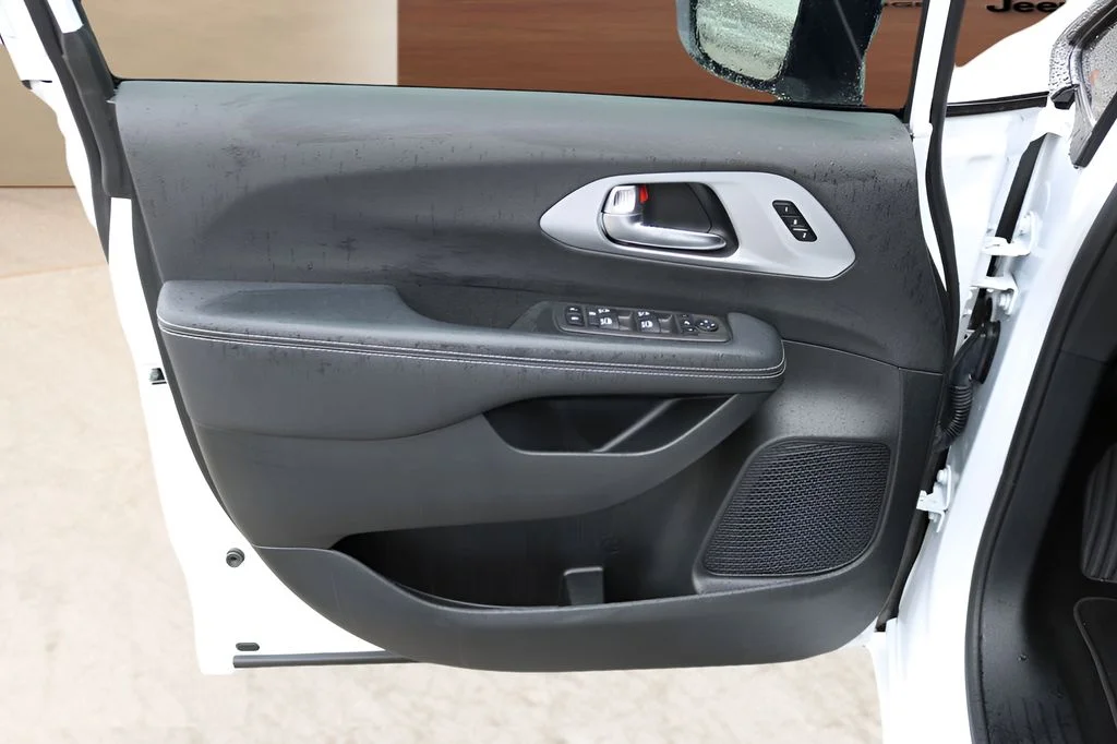 Used 2025 White Chrysler Limited image 10