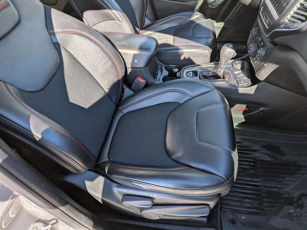 Used 2021 Silver Jeep Trailhawk image 27