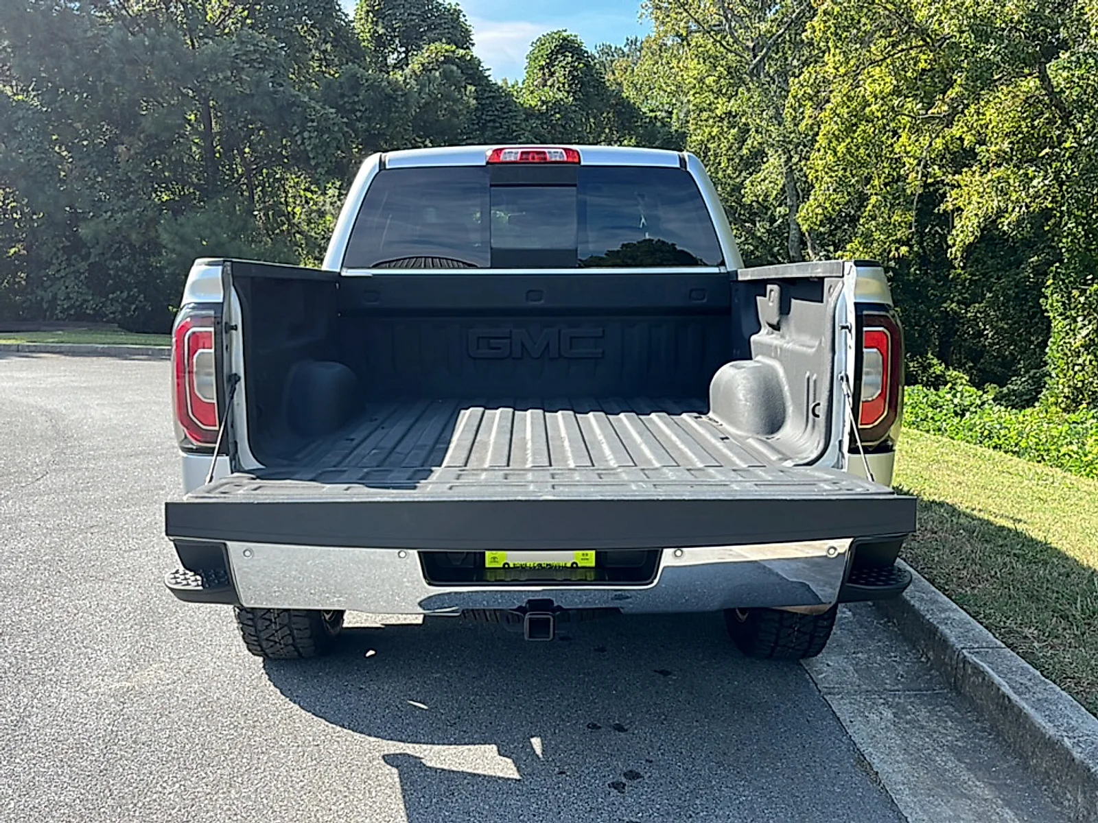 Used 2018 Quicksilver Metallic GMC SLT image 16