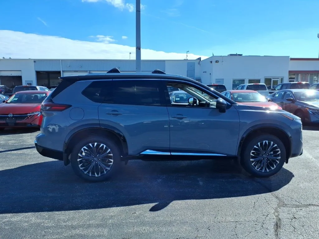New 2026 Boulder Gray Pearl / Super Black Two-tone Nissan Platinum image 2