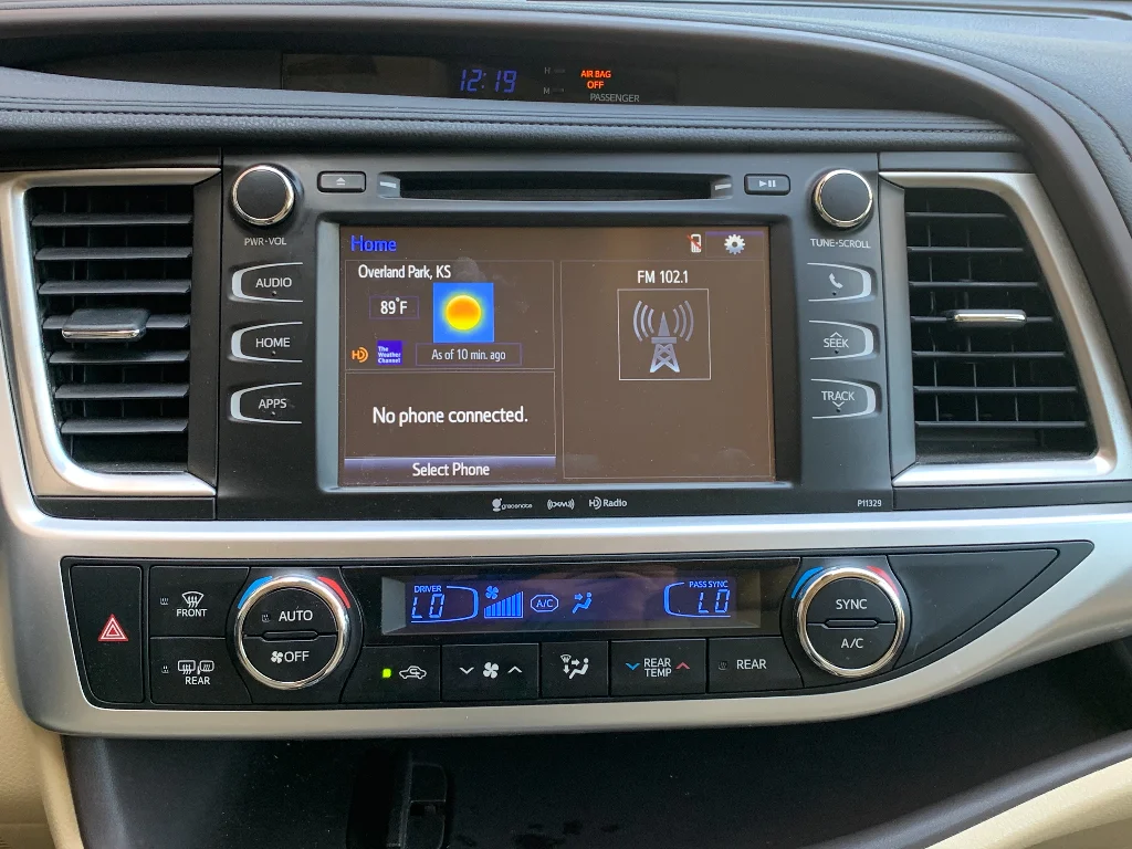 Used 2017 Blizzard Pearl Toyota LE Plus image 19