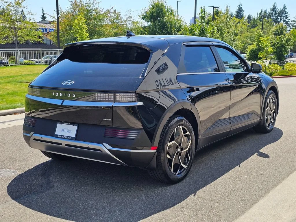 Used 2022  Hyundai SE image 5