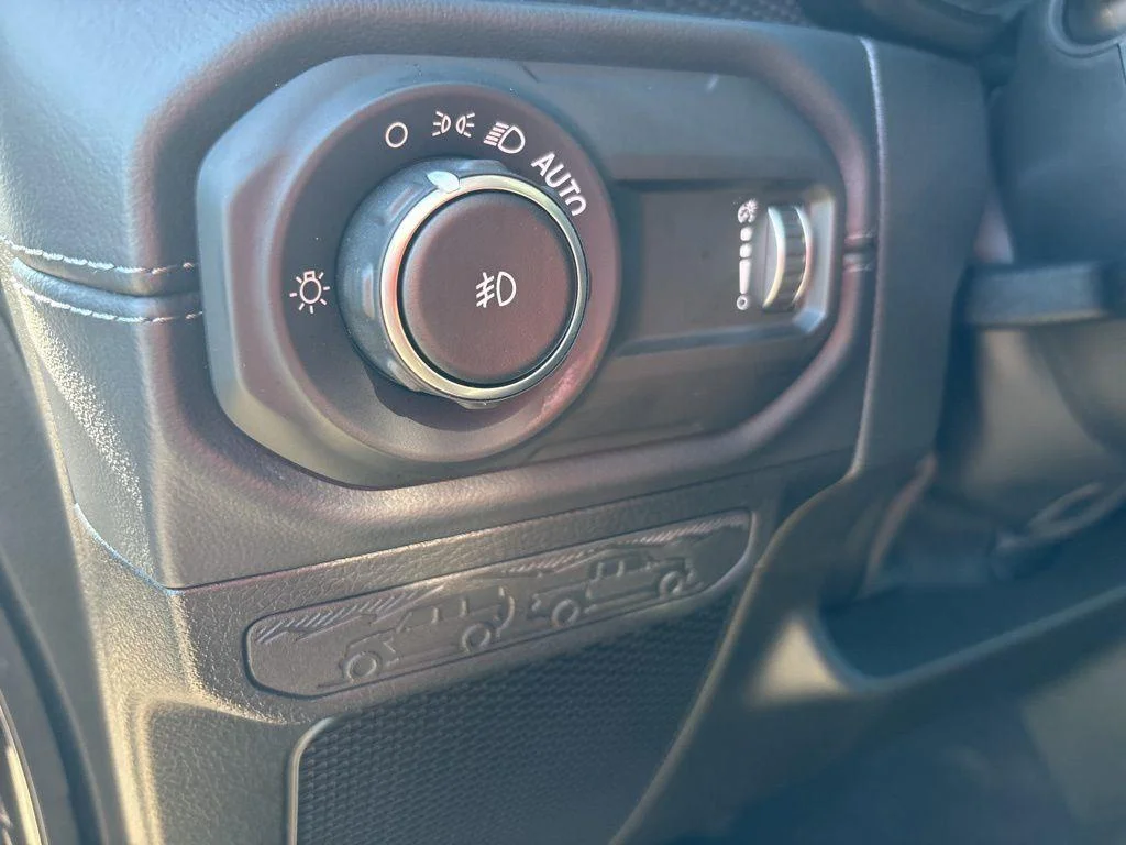 Used 2025  Jeep Rubicon image 19