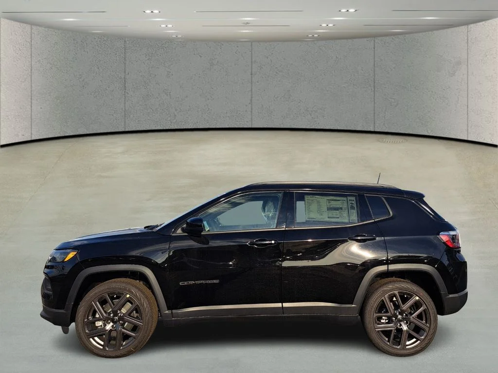 New 2026 Diamond Black Crystal Pearl-Coat Exterior Paint Jeep Latitude image 8