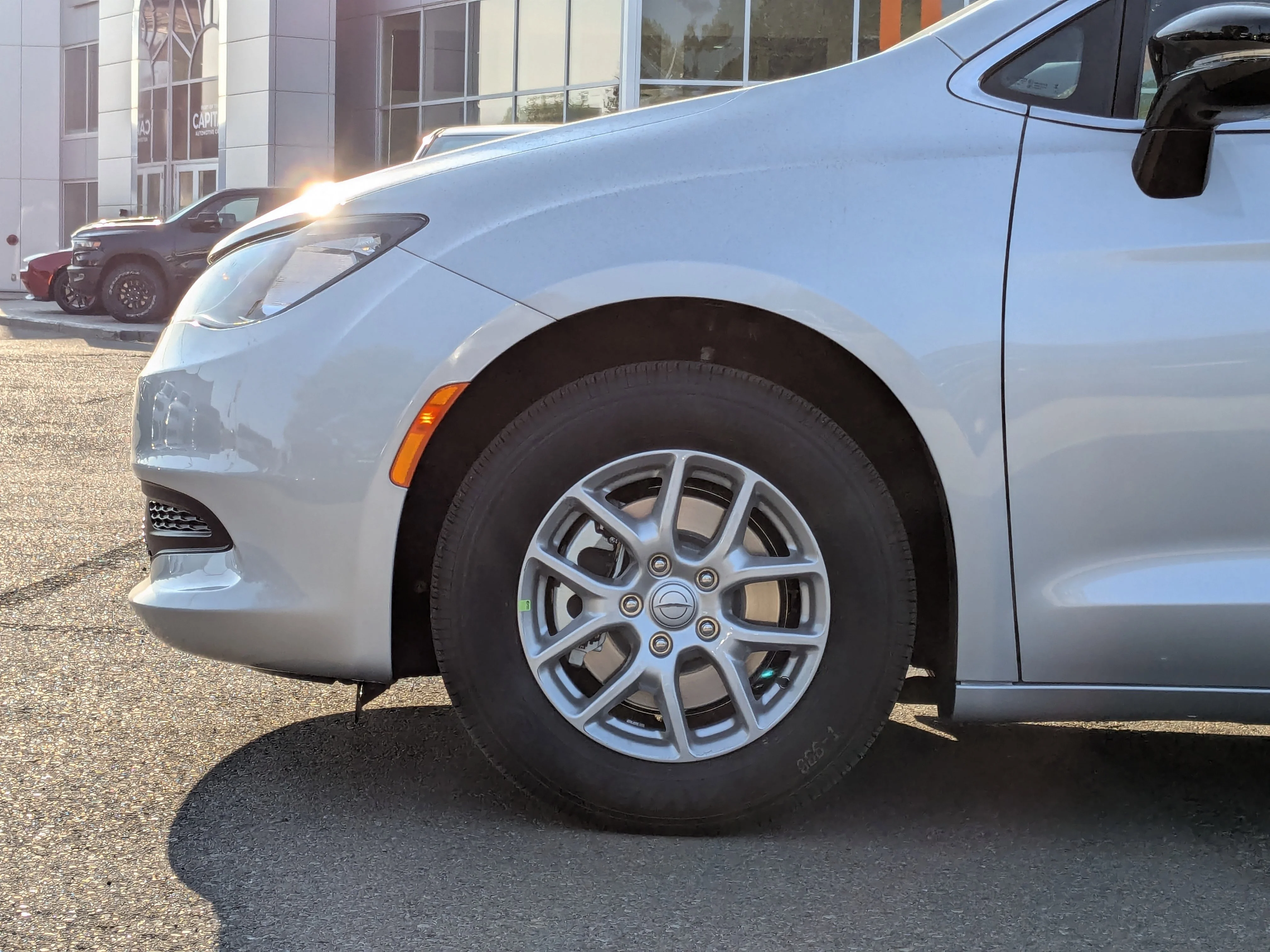 New 2026 Silver Chrysler SXT - Power Liftgate - Power Sliding Doors - Leather - Remote Starter & Tons More! image 9
