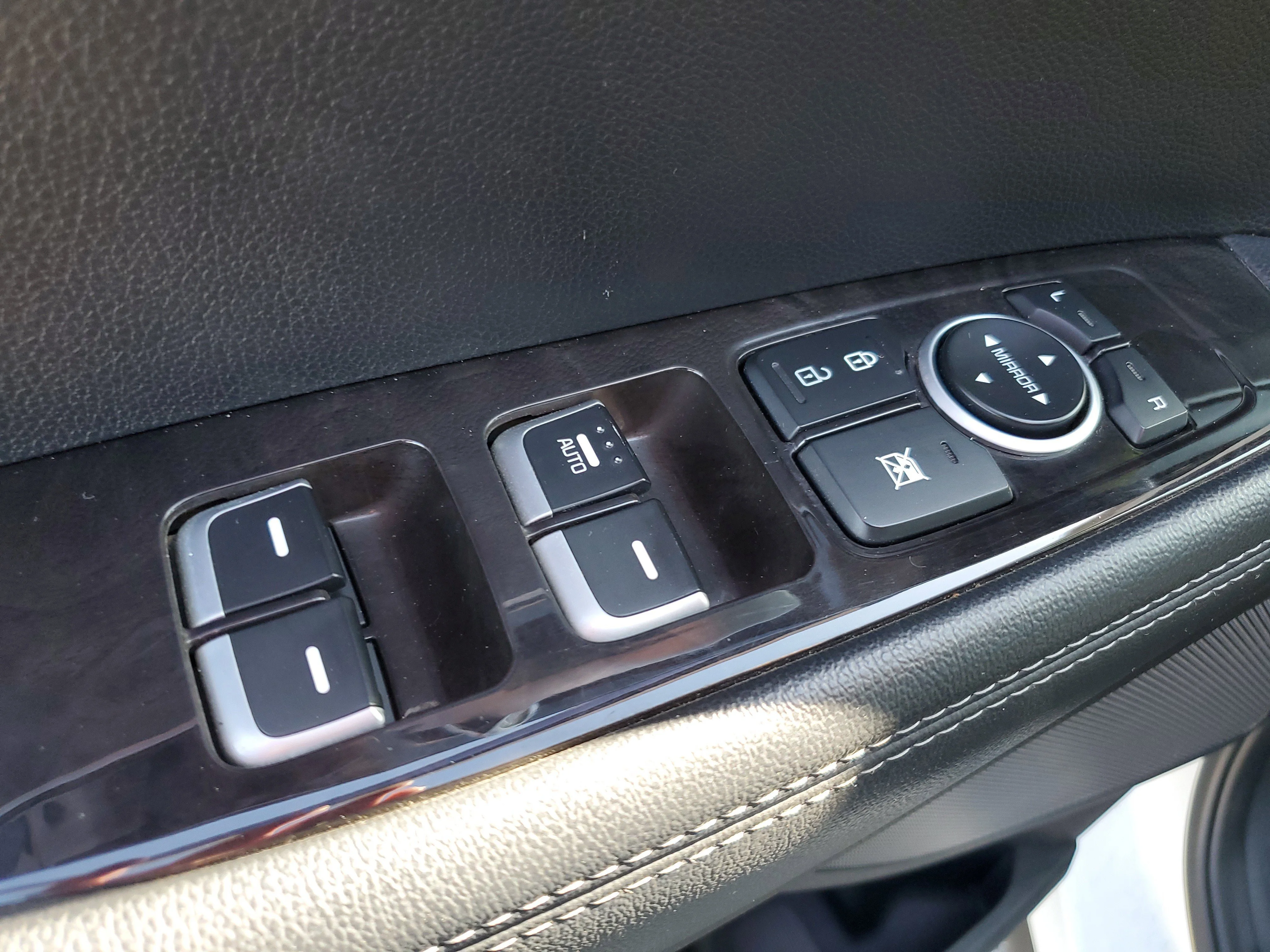 Used 2018 Snow White Pearl Kia LX V6 image 22