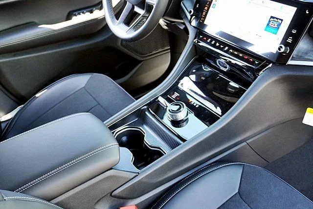 New 2026 Diamond Black Crystal Pearl-Coat Exterior Paint Jeep Altitude image 13