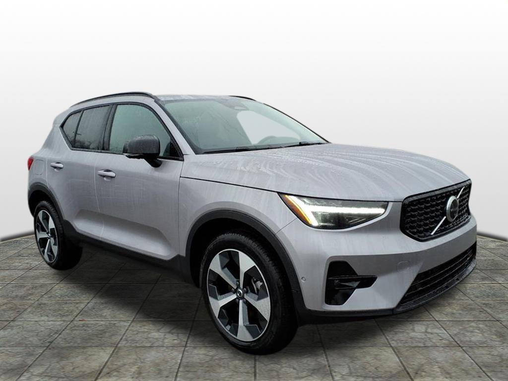 2026 Volvo XC40 B5 Plus Dark AWD's photo