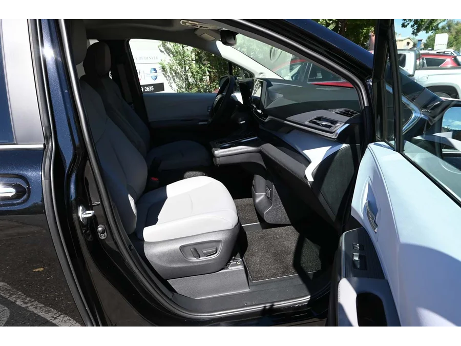2025 Toyota Sienna XLE - Photo 15