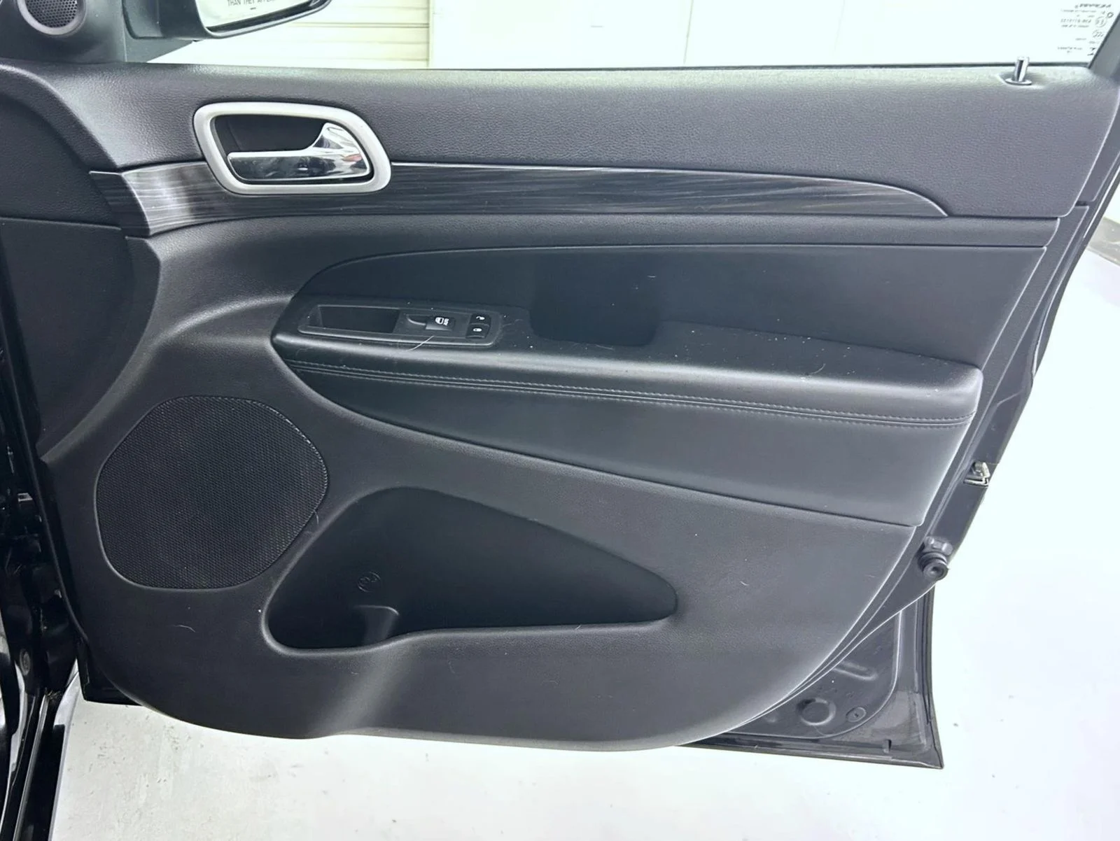 Used 2019 Black Jeep Altitude image 16