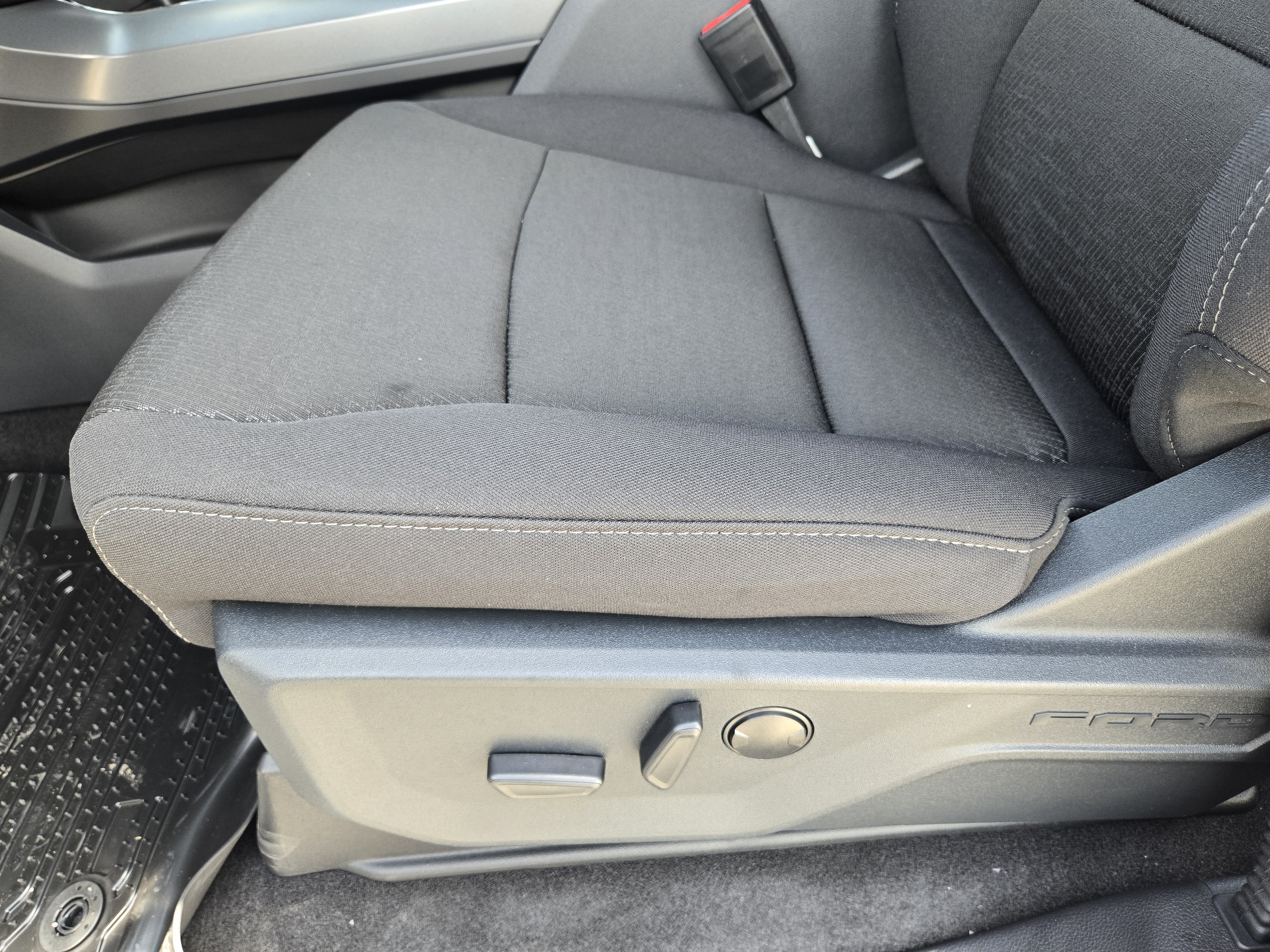 New 2026 Agate Black Metallic Ford XLT image 16