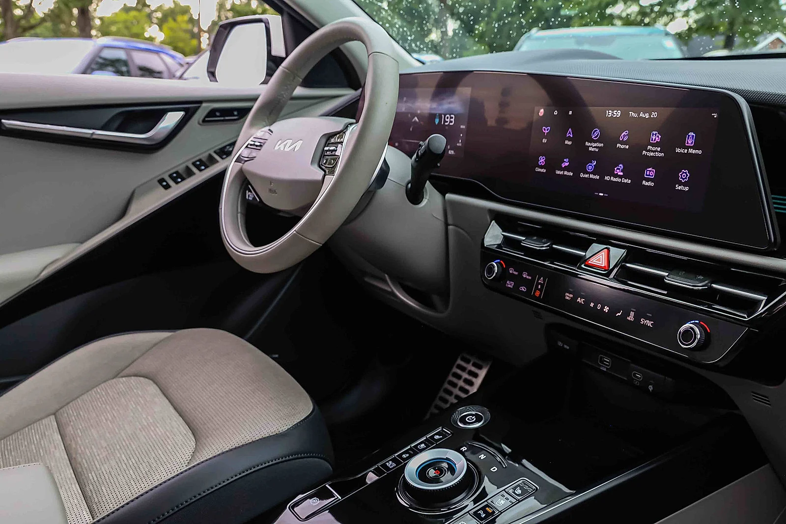 Certified Used 2025 Snow White Pearl Kia Wave image 25