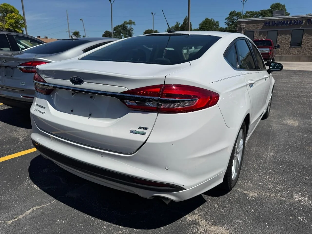 Used 2018 Oxford White Ford SE FWD image 6