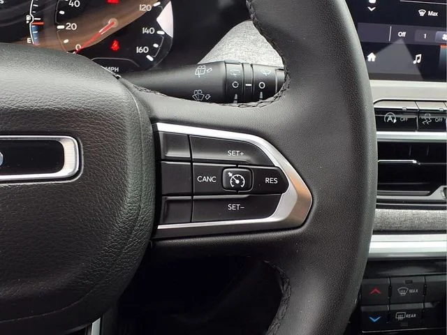 Used 2024  Jeep Latitude image 17