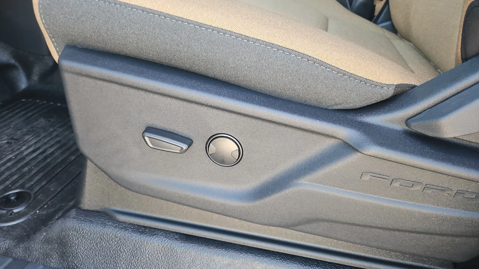 New 2027 Agate Black Metallic Ford XLT 4WD image 10