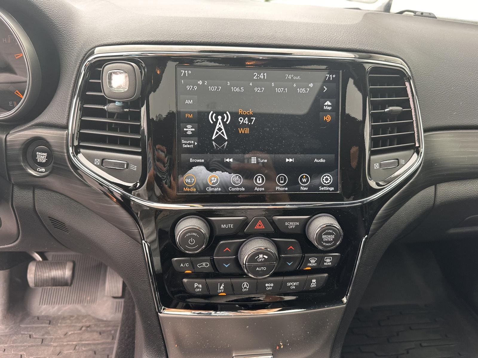 Used 2021 Diamond Black Crystal Pearlcoat Jeep Laredo X image 11