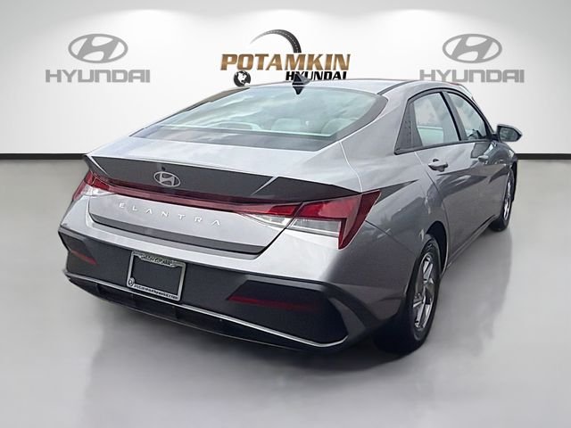 Used 2024 Silver Hyundai SE image 5
