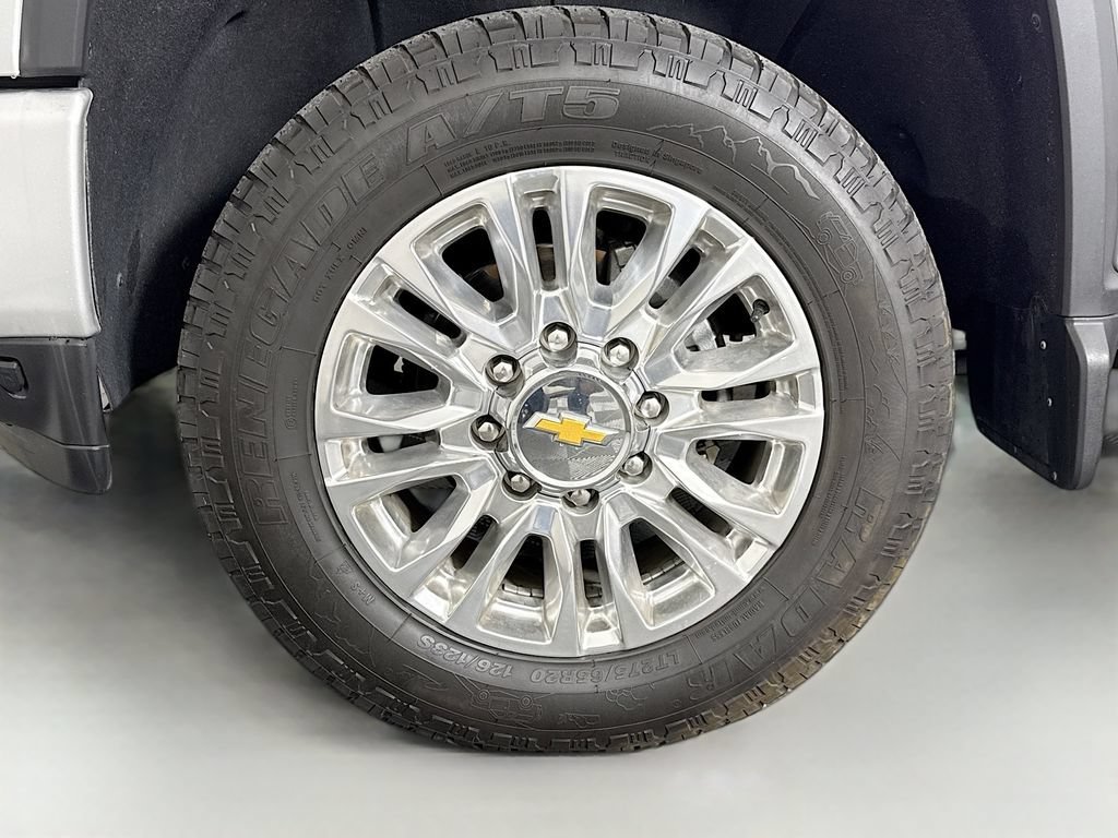 Used 2022 Silver Ice Metallic Chevrolet High Country image 32