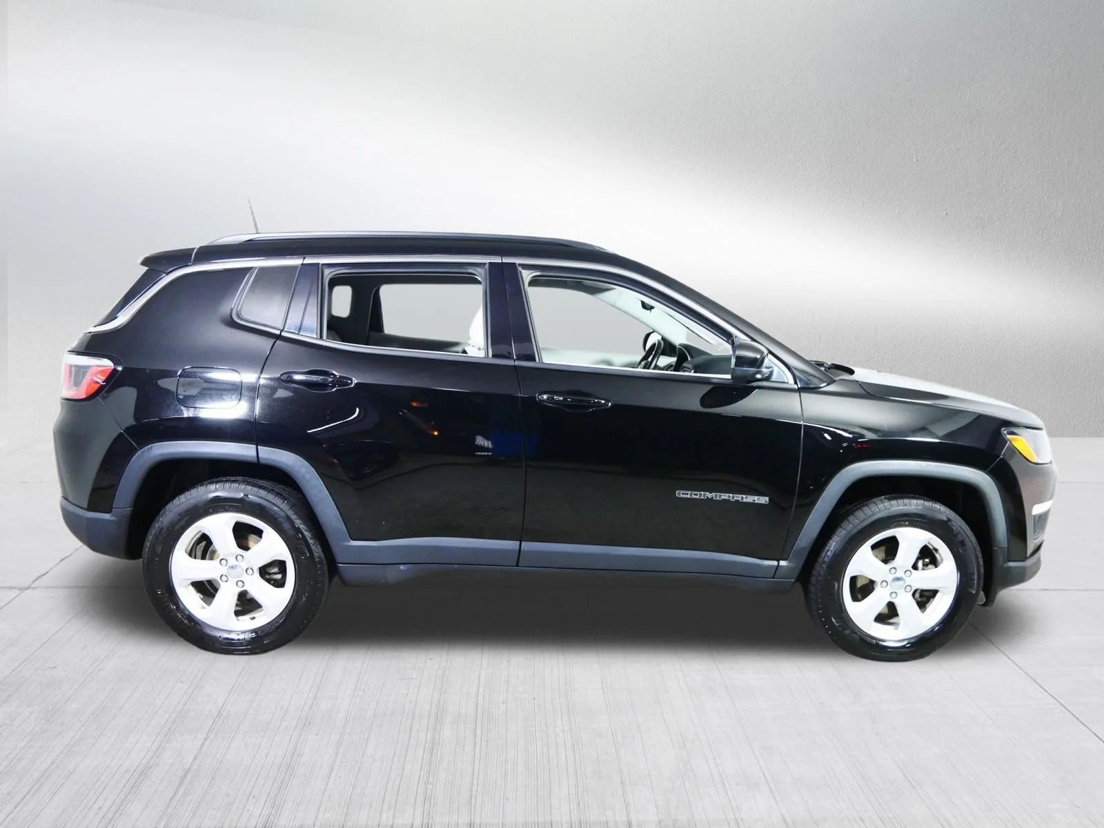 Used 2017 Diamond Black Crystal Pearlcoat Jeep Latitude image 8