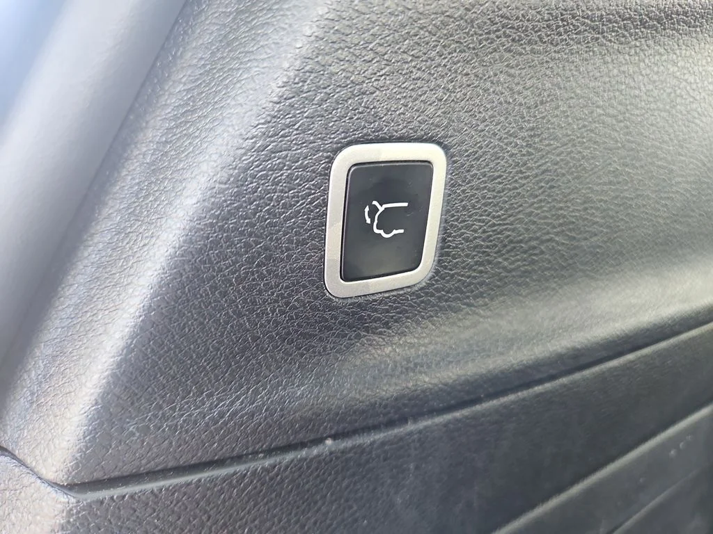 Used 2024 White Chrysler Select S Appearance image 11