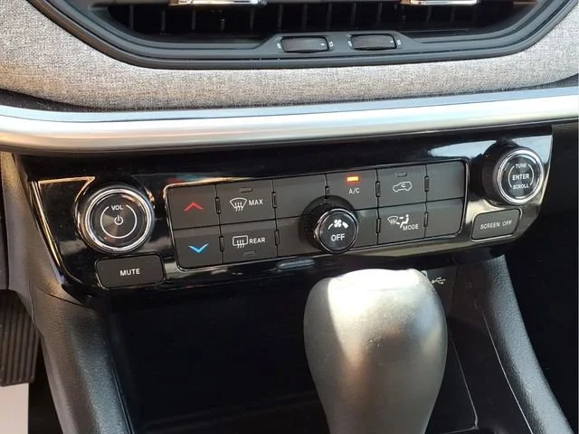 Used 2024  Jeep Latitude image 10