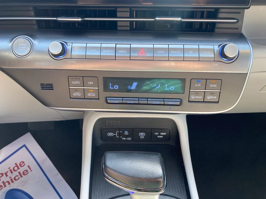 Used 2024 White Hyundai SEL image 21