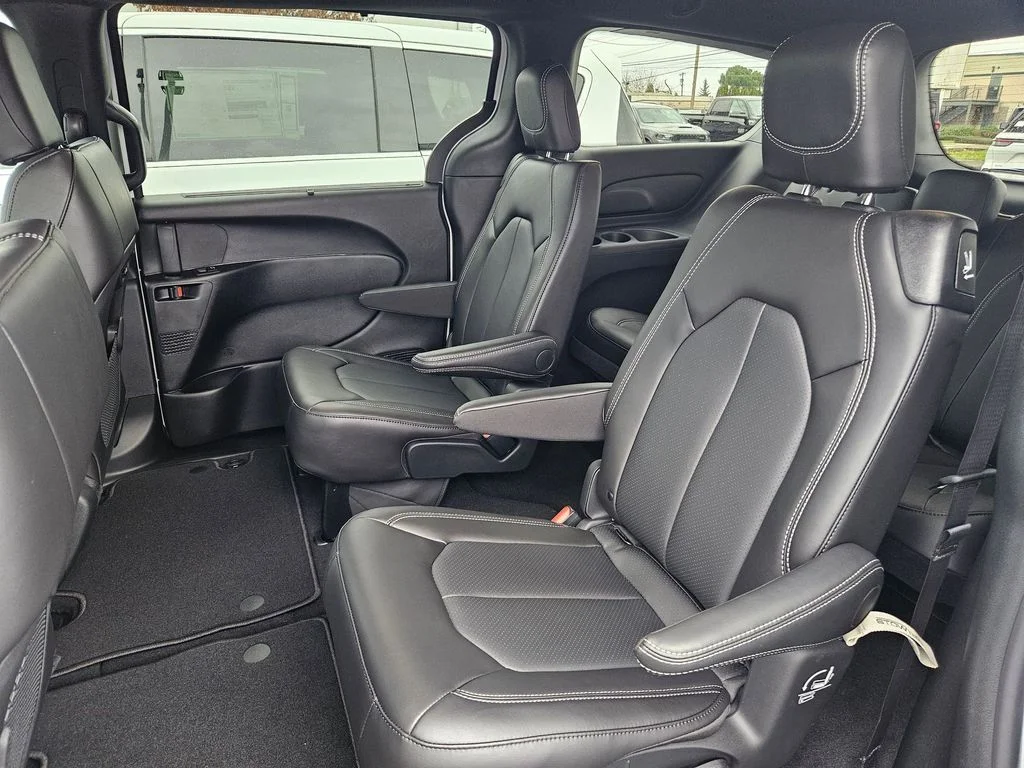 2026 Chrysler Pacifica Select - Photo 27