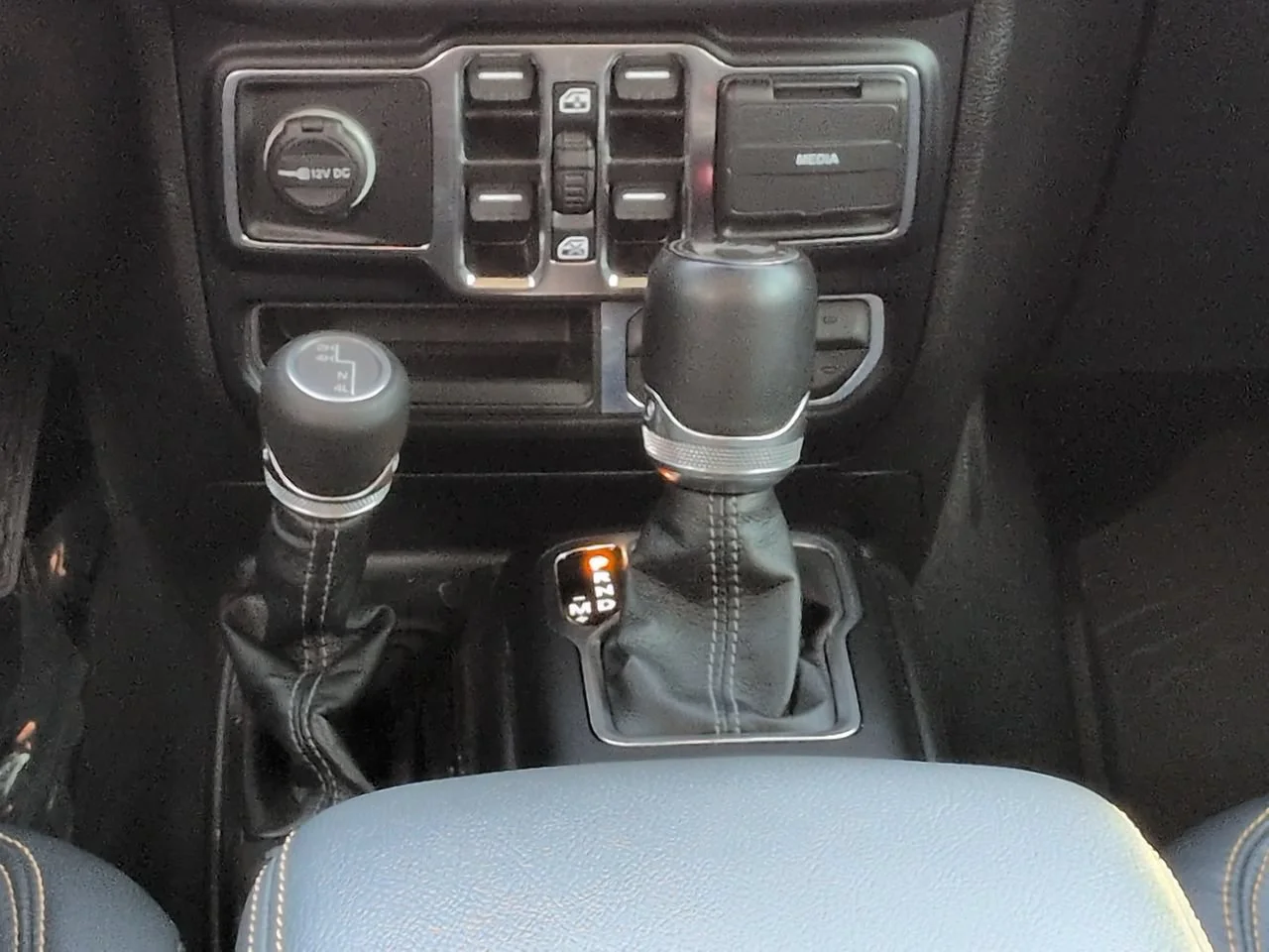 Used 2024 Blue Pearl Jeep Sahara image 18