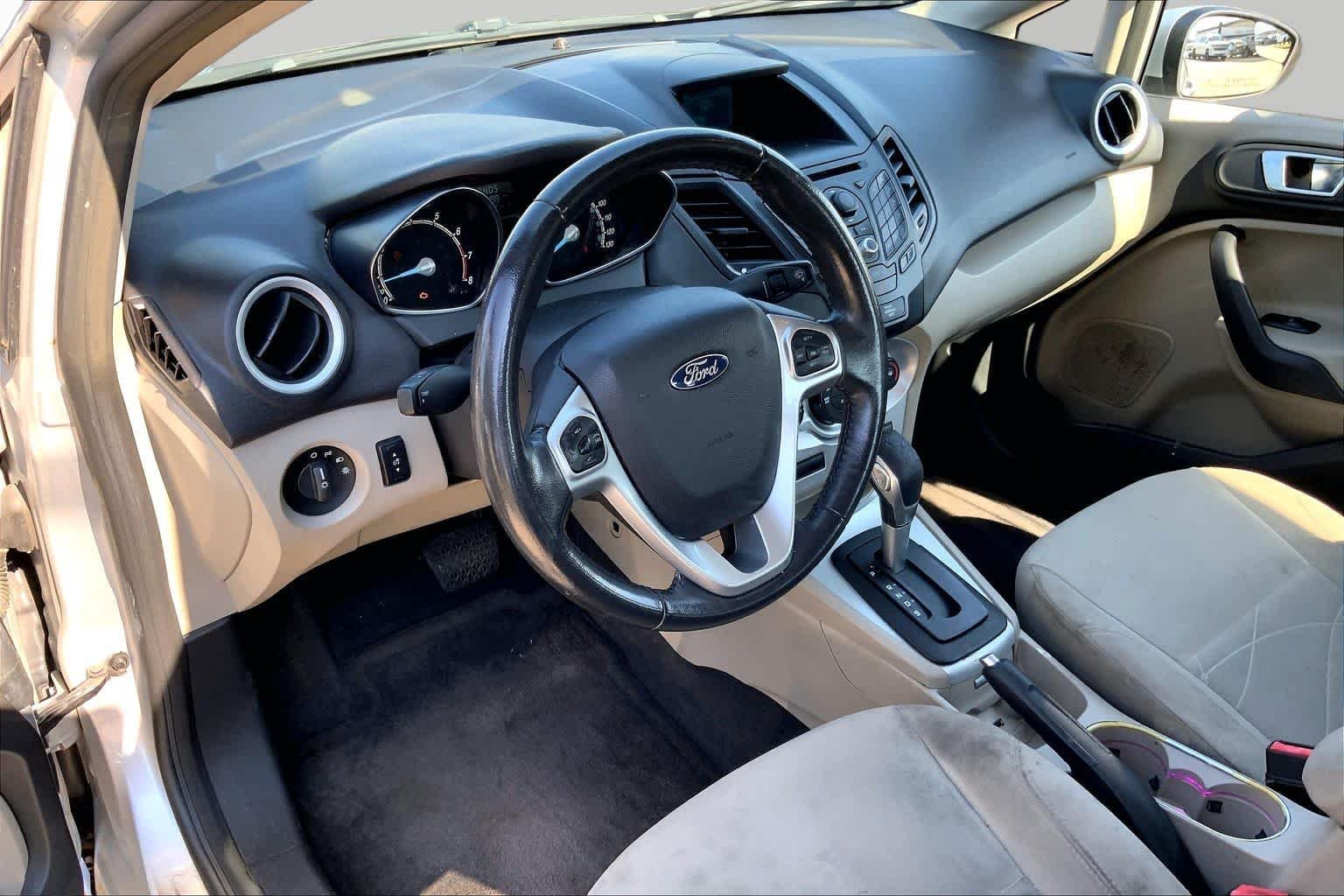 Used 2014 Ingot Silver Metallic Ford SE image 14