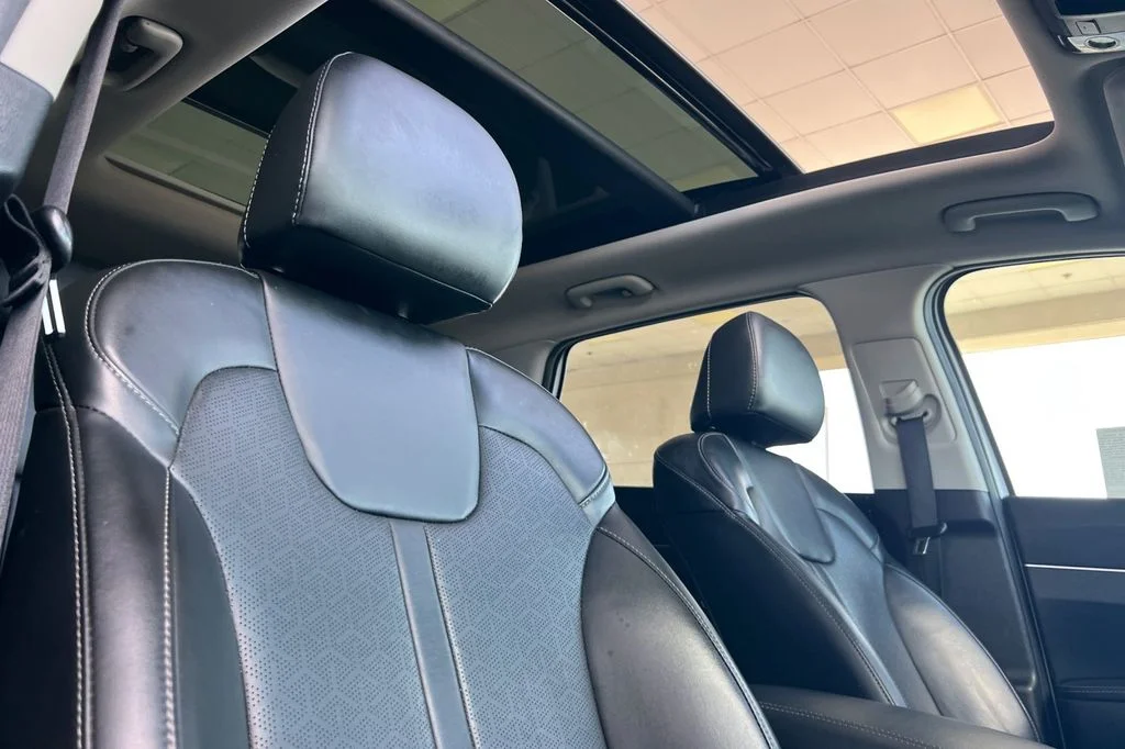 Used 2022 White Kia S image 21