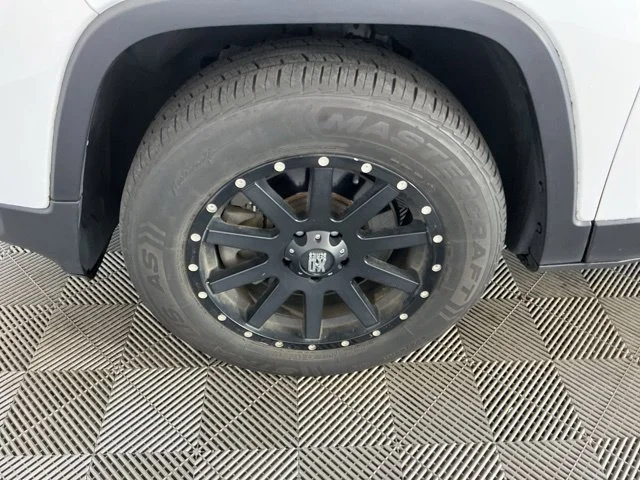 Used 2017 Bright White Clearcoat Jeep Latitude image 9