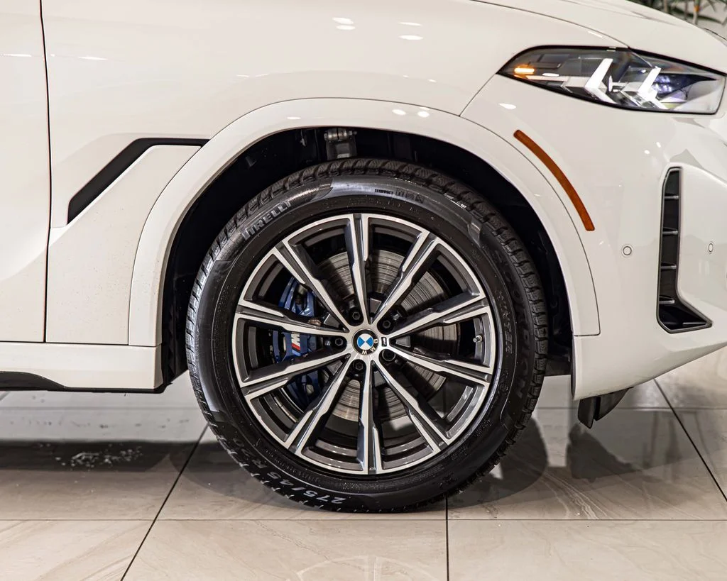 Used 2024 White BMW xDrive40i image 10