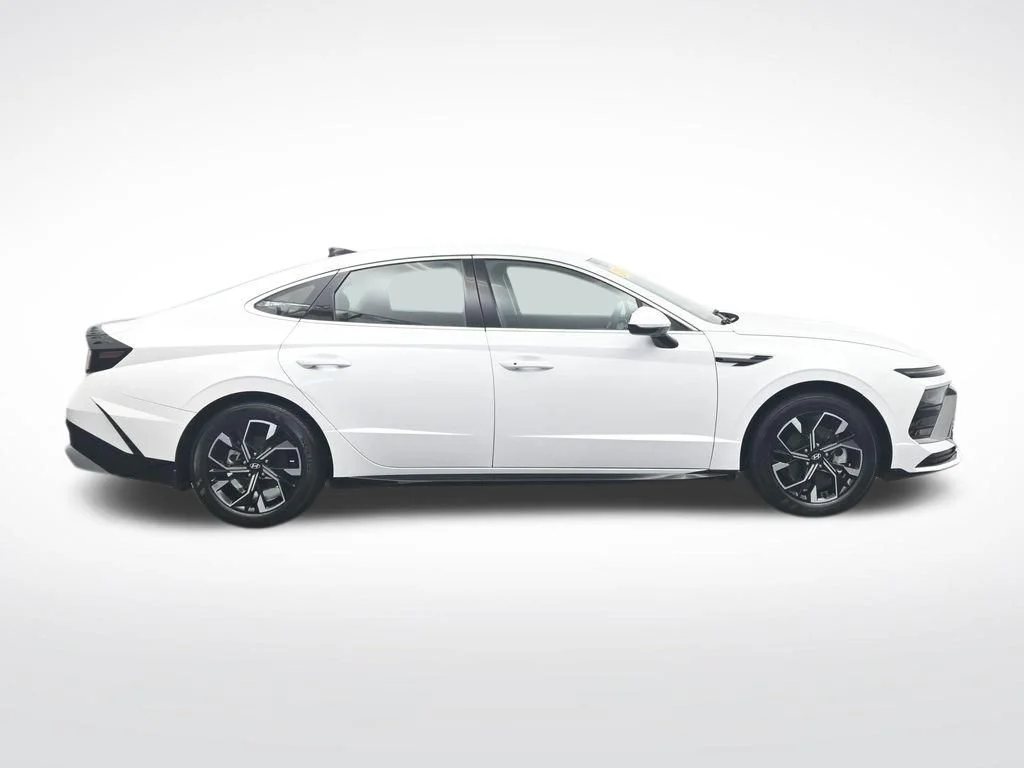 Certified Used 2025 White Hyundai SEL image 4
