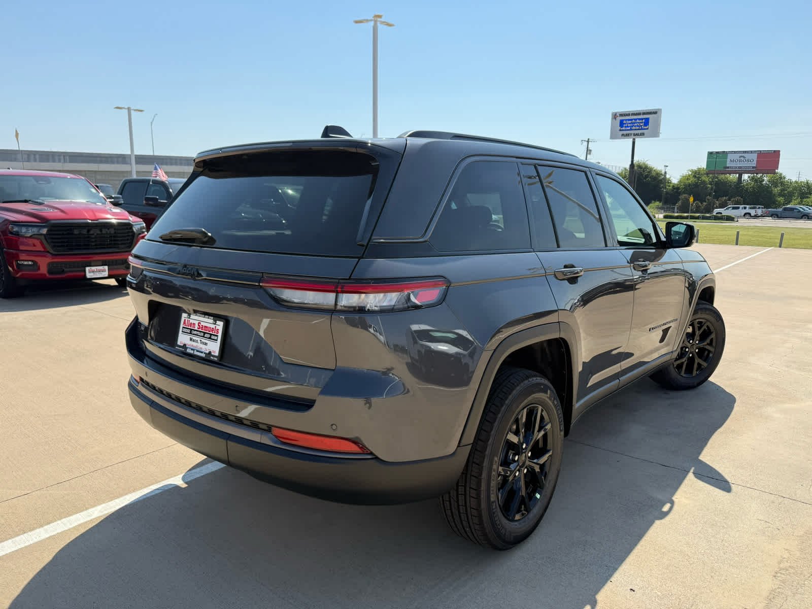 New 2026 Baltic Gray Metallic Clear-Coat Exterior Paint Jeep Laredo Altitude image 6