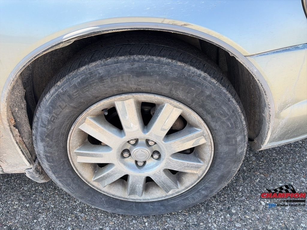 Used 2005 Green Chrysler Limited image 12
