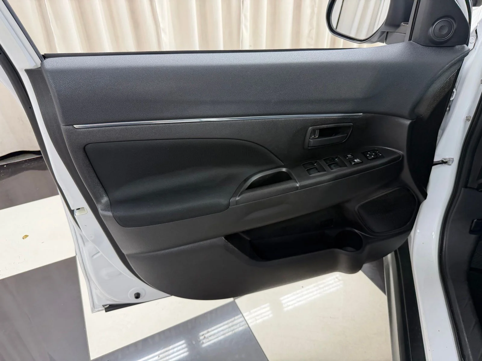 Used 2015  Mitsubishi ES image 27