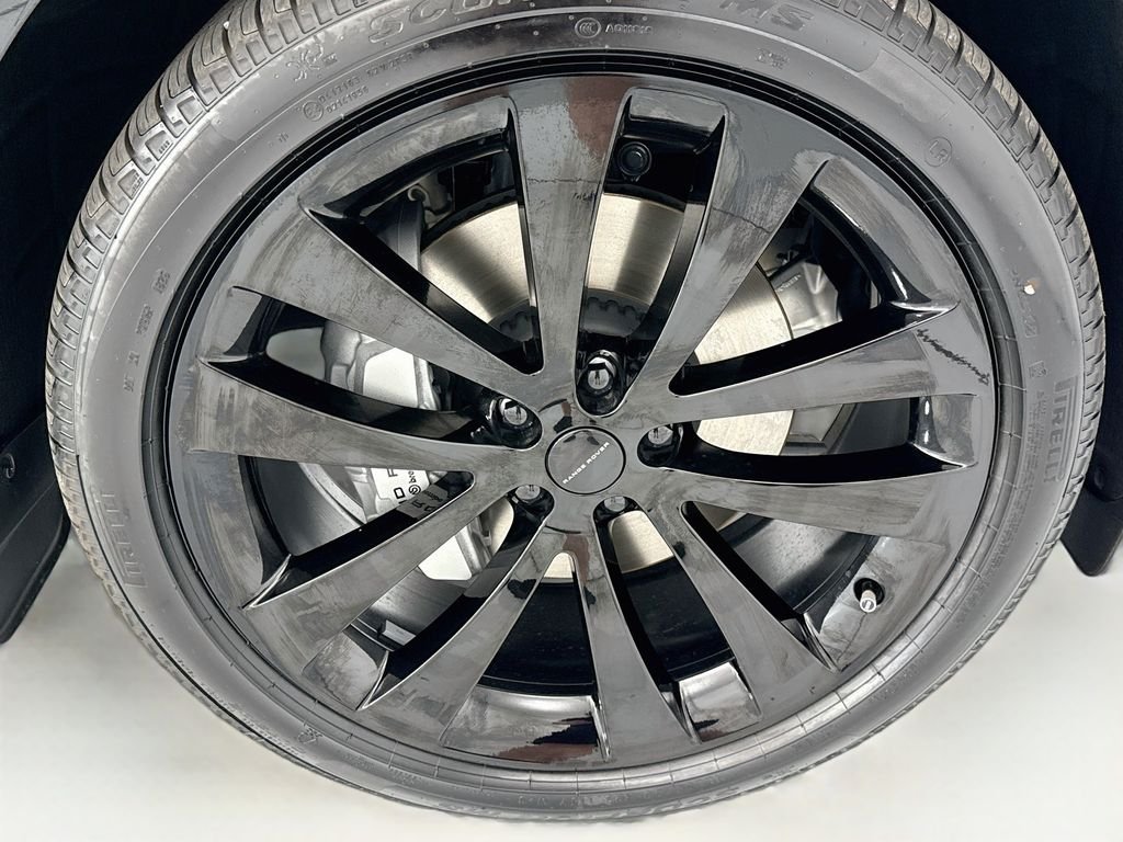 New 2026 Santorini Black Land Rover Dynamic SE image 31