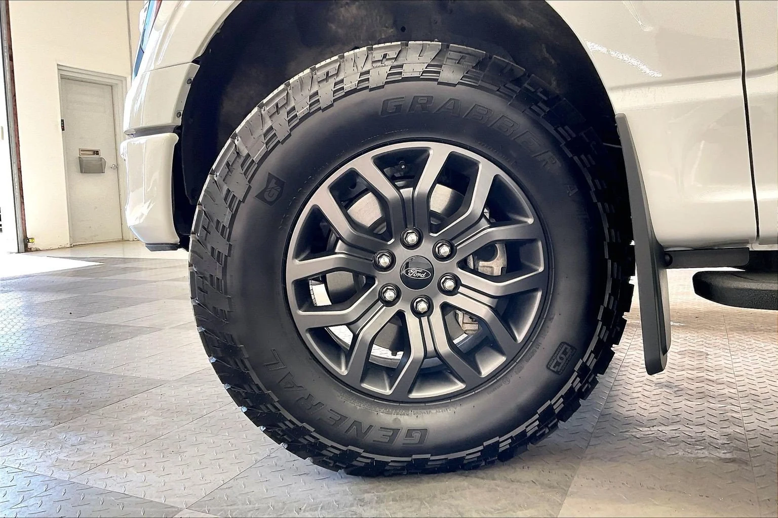 Used 2025 Oxford White Ford Tremor image 8